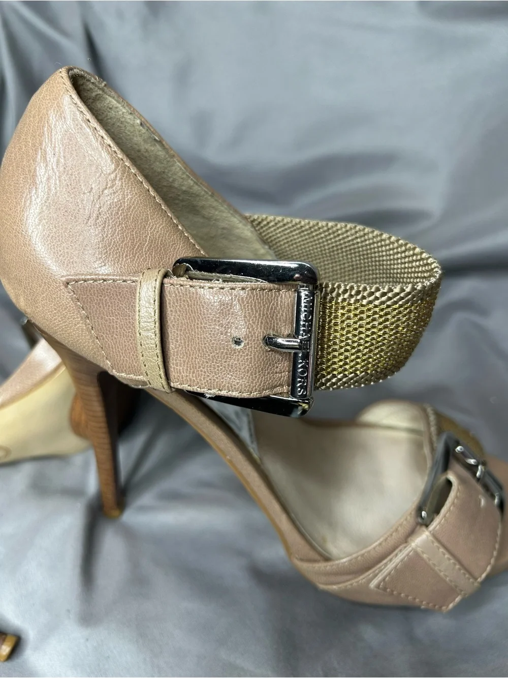 Michael Kors Faith Sandals Size 8.5 Taupe Leather and Metallic Gold Mesh Design
